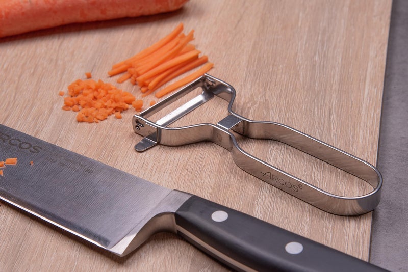 ARCOS Professional Chrome-Plated Peeler for Fruits and Vegetables. 5.5 Inch Stainless Steel Kitchen Tool for Precise Cutting. Chef's Gadget with Ergonomic Design. Silver Color - Image 4